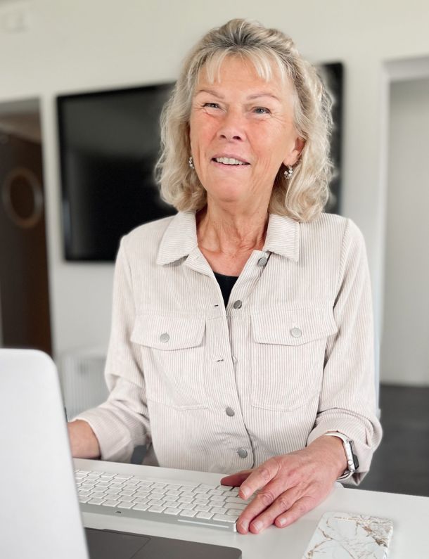 Susanne glad vid en dator