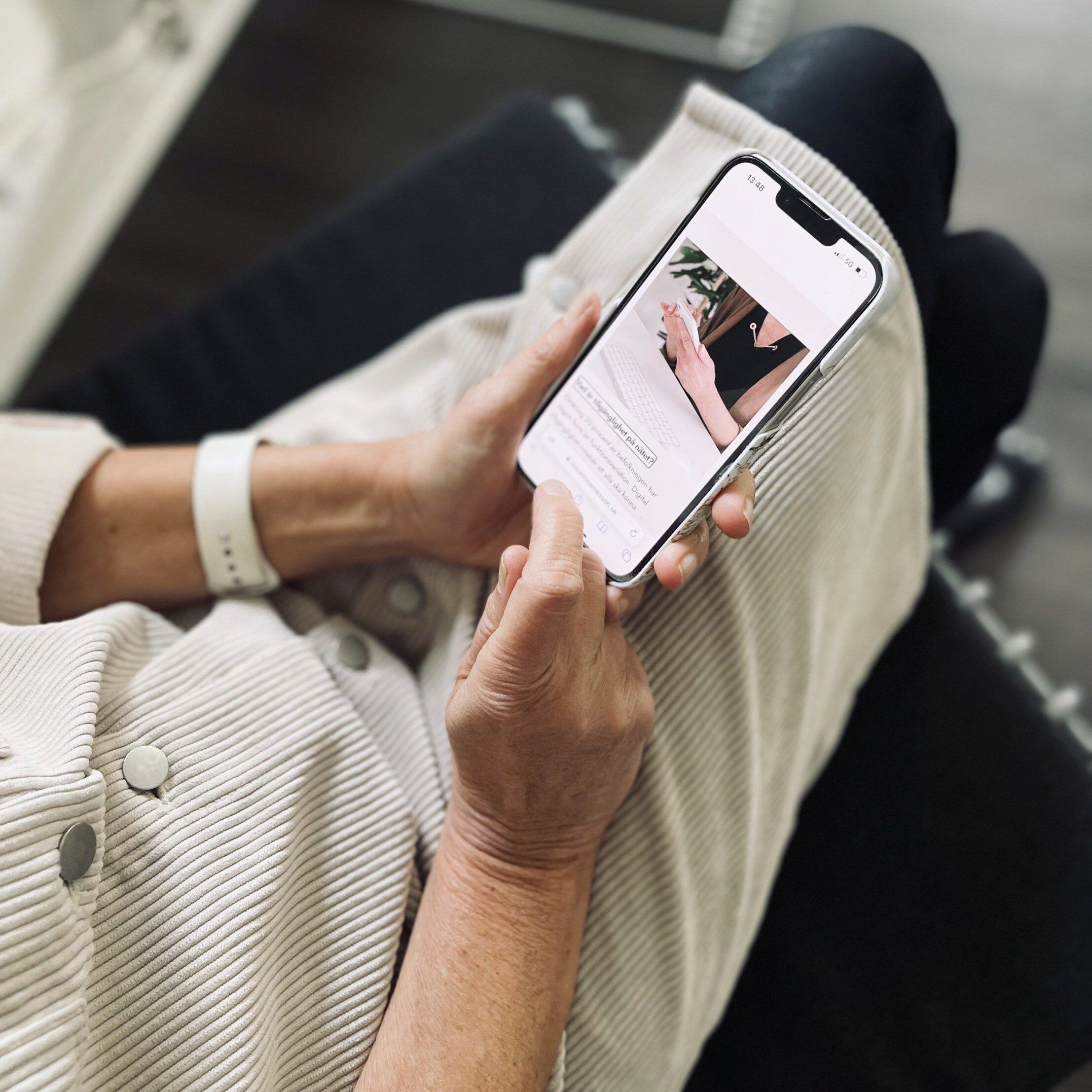 Susanne sitter med en mobil och shoppar via en app