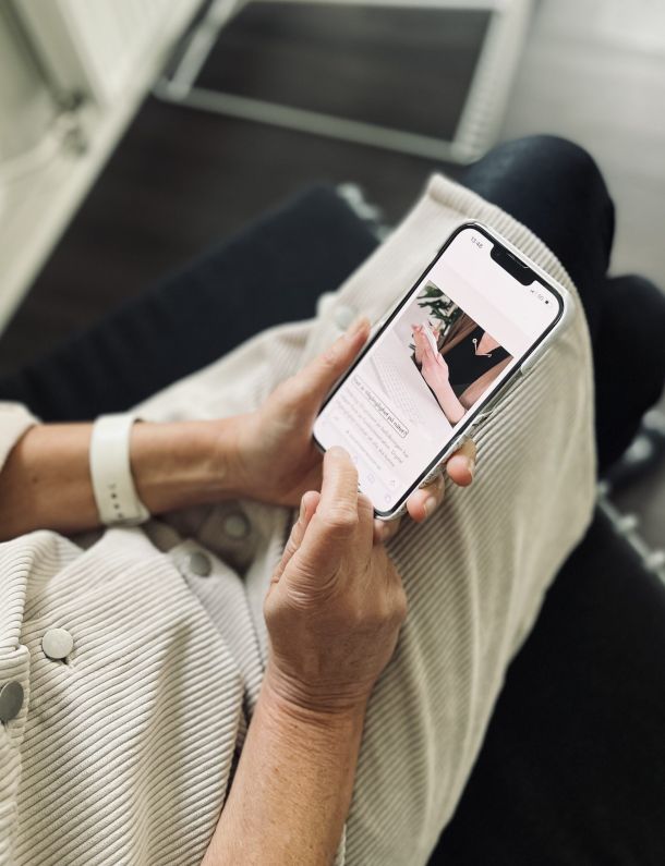 Susanne använder en mobil
