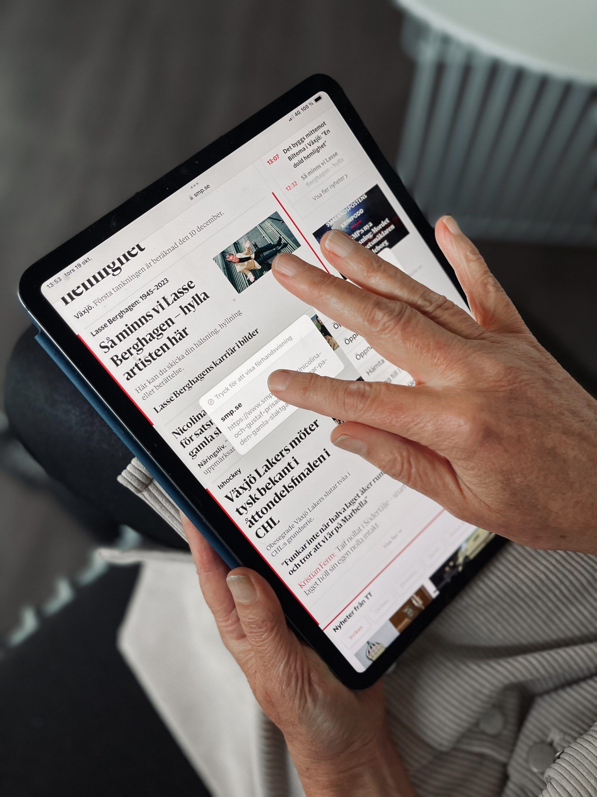 Närbild på händer med en iPad