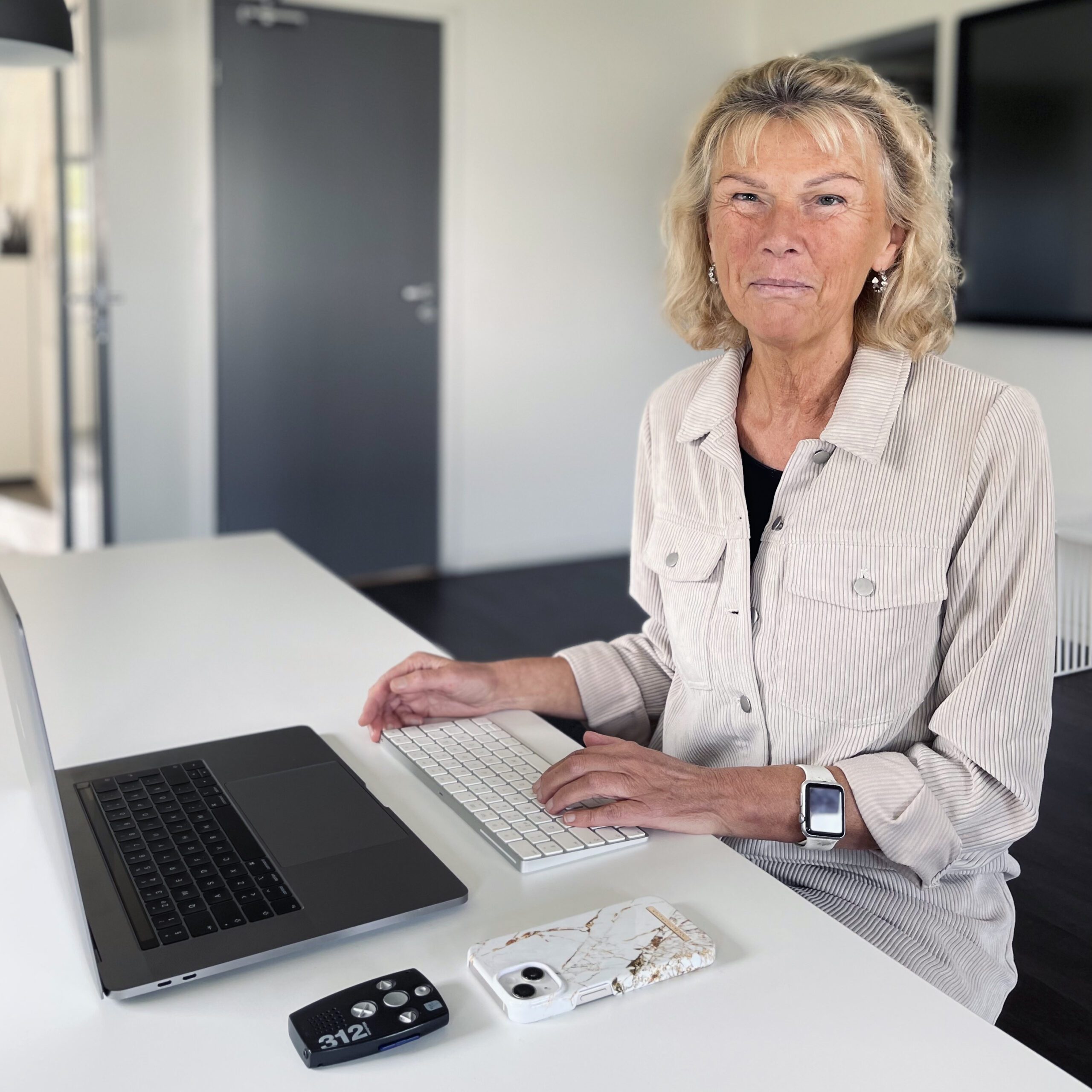 Susanne vid en dator