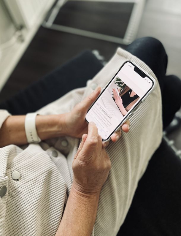 Susanne använder en mobil